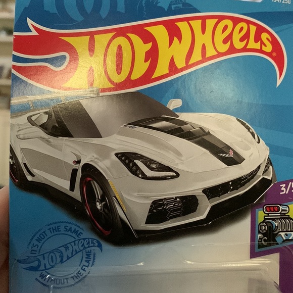 New Hot Wheels’19 Corvette ZR1 White Convertible NIP Newer Redline wheels age 3+ - Picture 6 of 8